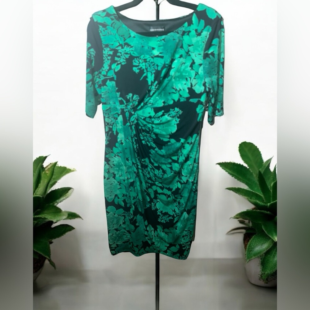 Stunning green floral dress featuring a vibrant all-over print. Size 12/L